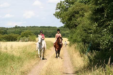 New Forest Roløkke Classic<3solgt:( - classic, mig og min bedste veninde simone og kokus <3 på vej ud og bade ;P  billede 2