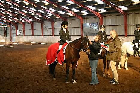 New Forest Roløkke Classic<3solgt:( - da vi blev klubmestre <3 det var nok en af de bedste oplevelser jeg har haft med ham det var så hyggeligt og sjovt for classic sys det var vildt skægt og gå blandt alle de der små ponyer som også deltog vi var virkelig mange i den klasse ;P<3 billede 11