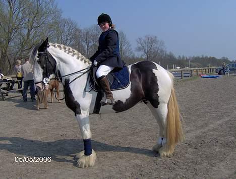 Tinker Lady Luna - vi venter på at, det bliver vorse tur, til at komme på springbanen. billede 2