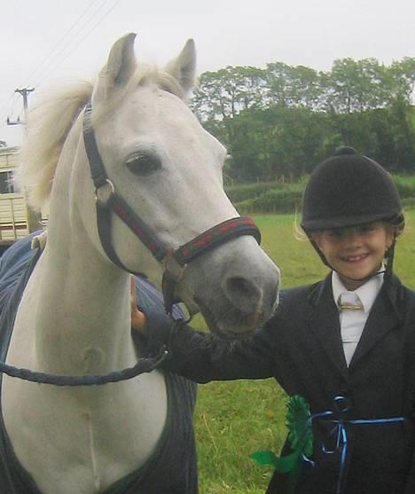 Welsh Pony (sec B) Lyngvejens Agent - Lucy og Agent efter deres f¢rste show hvor de startede Best Rider og blev nummer fire. 03.09.06 billede 4