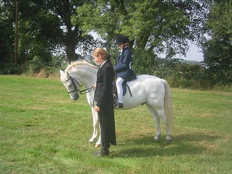 Welsh Pony (sec B) Lyngvejens Agent - Os alle tre: Lucy, Agent og jeg. Her klar til at starte Lead Rein klassen til Lucy´s andet stævne 17.09.06 billede 8