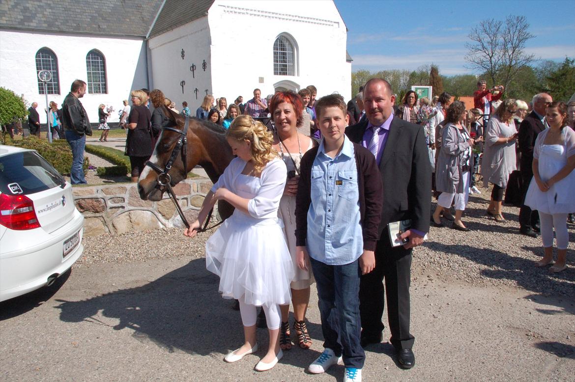 DSP S.S All Magic-mitalt<3 - Min konfirmation d. 1 maj 2011 - Hele familien (Y)<3 billede 19