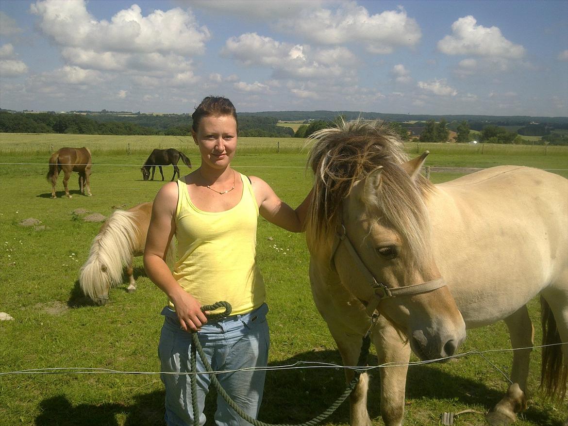 Fjordhest Ronja - mig og ronja, med lille berta i baggrund. Fra tidligere opstaldning billede 19