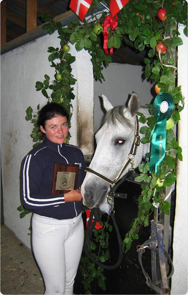 Tysk Sportspony Max 375 R.I.P <3 - Max og jeg der fik en glædelig velkomst da vi vendte hjem til Skovvang fra et vellykket Danmarks mesterskab 2006 billede 7