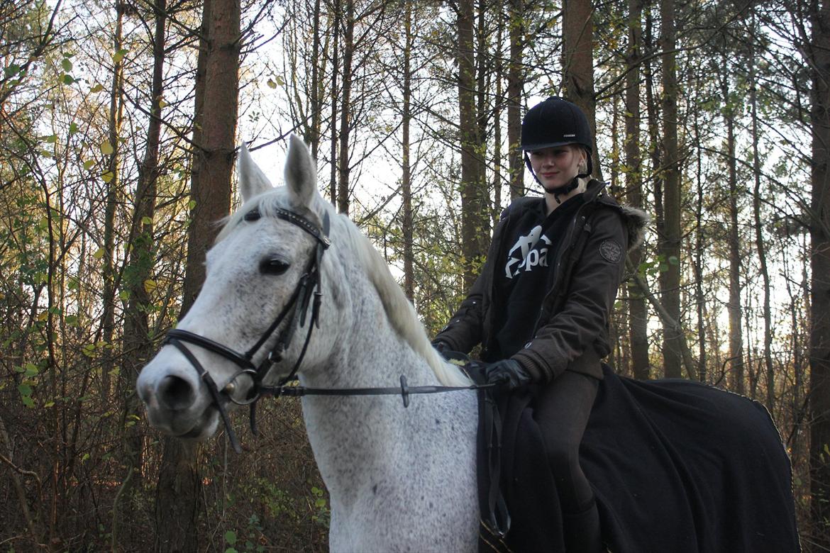 Anden særlig race Jasmin - Hvem har sagdet af en tur i skoven ikke kan være hyggeligt??? ;-D  billede 14