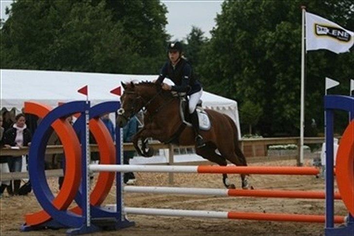 DSP Zoé Bredager - Zoé der springer. :) billede 2