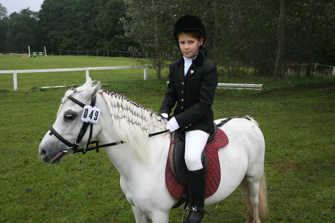 Anden særlig race Coco - Coco og mig til vores første springstævne :D

Fotograf : Mor billede 4