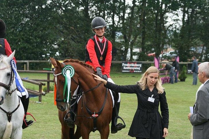 Irsk Sportspony Rivertown's Rose - Distrikt stævne - kallehavegaard.
præmieoverrækkelse Danmarks cup finale. 3 plads. billede 9