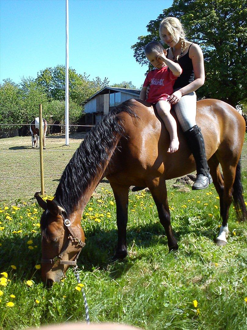 DSP Juliane Søblink<3 - mig og min lillebror på julle en varm sommerdag :D billede 6