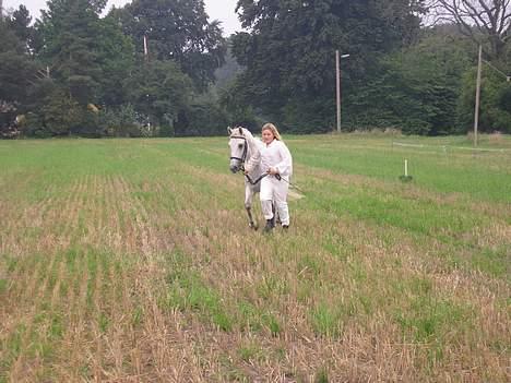 DSP Mascot-My soulmate<3 - mig og mascot til mønstring i holev den 27/8-06 billede 4