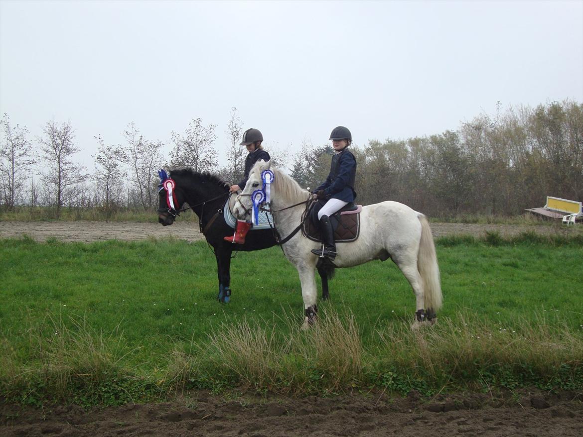 Anden særlig race camilla - mig og min kusine .den dag jeg havde glemt min ridestøvler, så jeg måtte ride i røde gummistøvler,. billede 4