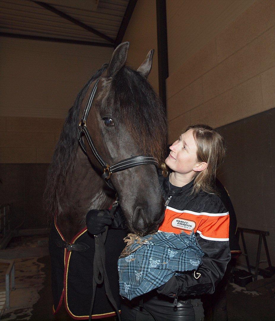 Frieser Jelmer fan de Adelvej - skønne jelmer og mig efter show i frederikshavn. Det var noget af et show,vi srtyrtede og der gik ild i mig, men vi havde det begge godt bagefter og kunne grine af at vi virkelig fik folk op af stolene :O) billedet er taget og udlånt af kanalfrederikshavn billede 15