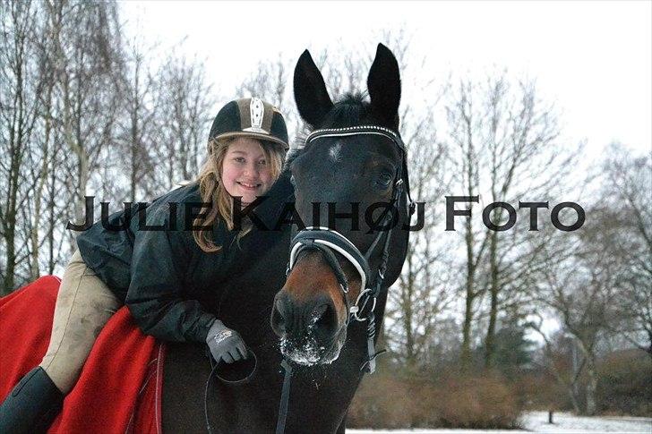 Oldenborg Selta Højbo - „Baby I love you and I'll never let you go, but if I have to, I think that you should know. All the love we made can never be erased, and I promise you that you will never be replaced.“

Julen, 2011

Foto: Julie Kaihøj billede 13