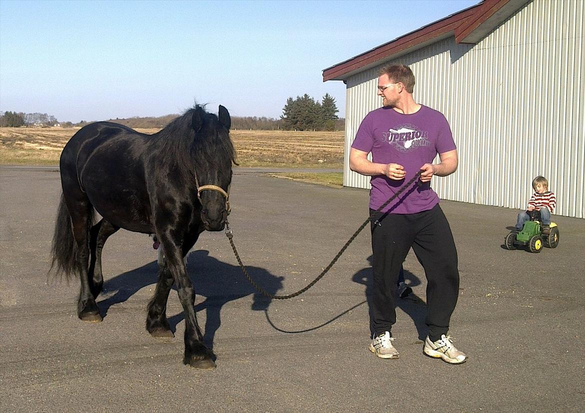 Frieser Enja - Lige kommet ud af traileren og ingen tvivl, at Enja kunne genkende stedet:-) billede 5
