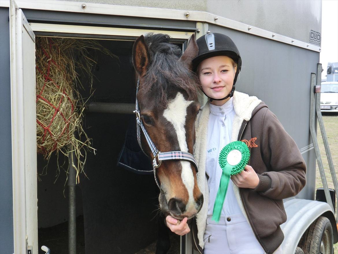 Anden særlig race Birkemosens Jasmin - Pjons og Jeg efter stævnet D. 17/3-2012 :')
Havde en dyyygtig pony!
Red LC3 til 63,33% :D Fine pony :) billede 19