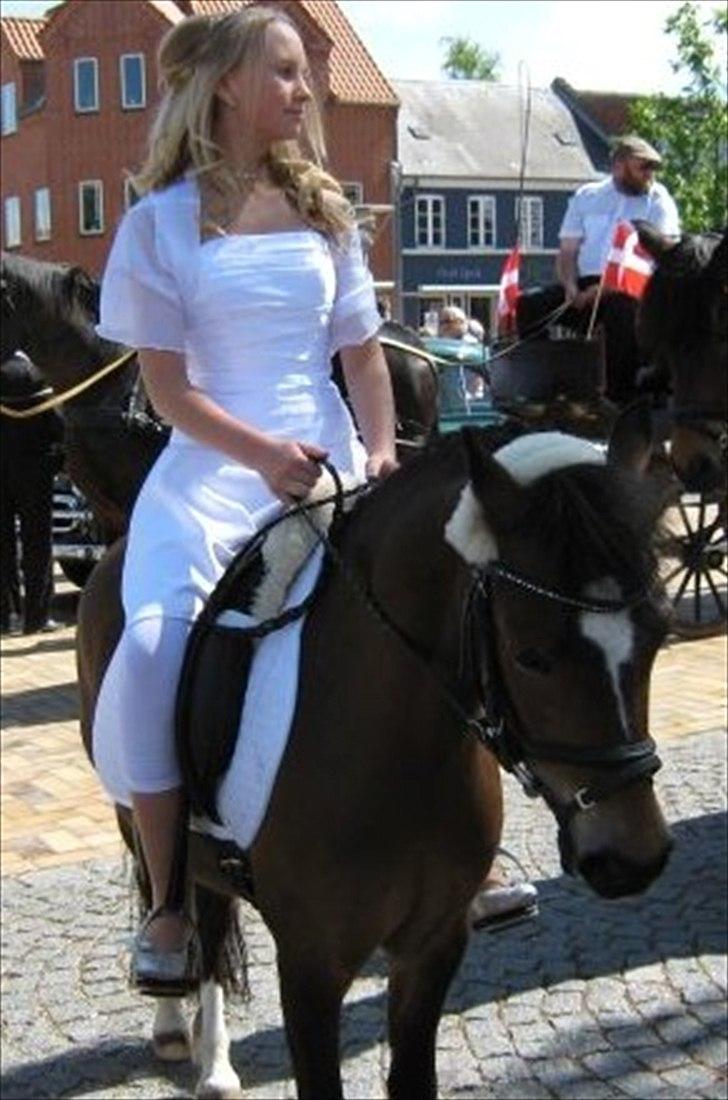 Welsh Pony (sec B) Assemoses Chennel - Nelle og jeg til min konfirmation 2009 <3 jeg elsker dig så højt pony! <3  billede 20