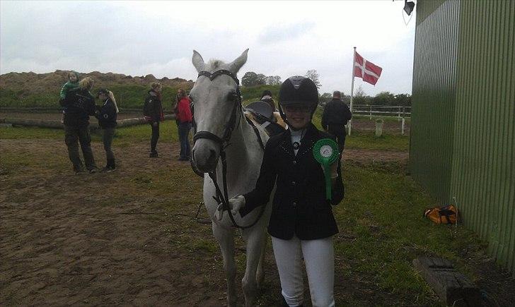 Tysk Sportspony Freja *SOLGT* :'( - Mig og Freja lige efter præmieoverrækkelse! 4. plads :-DD Stolt af min stjernepony;)
(Herslev 2012)  billede 8