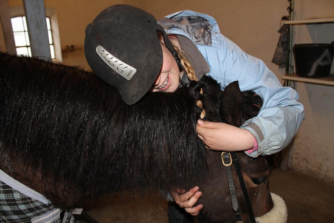 Islænder vigdis fra tågelundgård!:-* - A soulmate is someone who knows the song in your heart, and can sing it back to you when you forgot the words :-* Foto: Julie med mit kamera billede 11