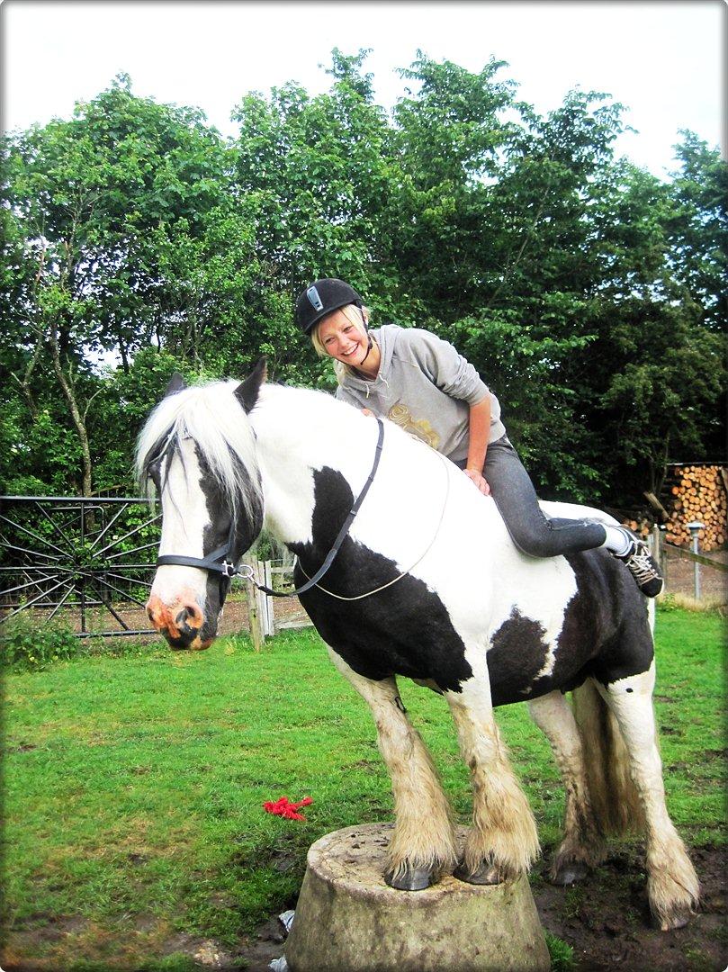 Tinker Maja - EN dag tog jeg mig selv i at smile uden grund, så fandt jeg ud af at det var fordi jeg tænkte på dig<3

The best and most beautiful things in the world can not be seen or touched. It must be felt with the heart <3 billede 5