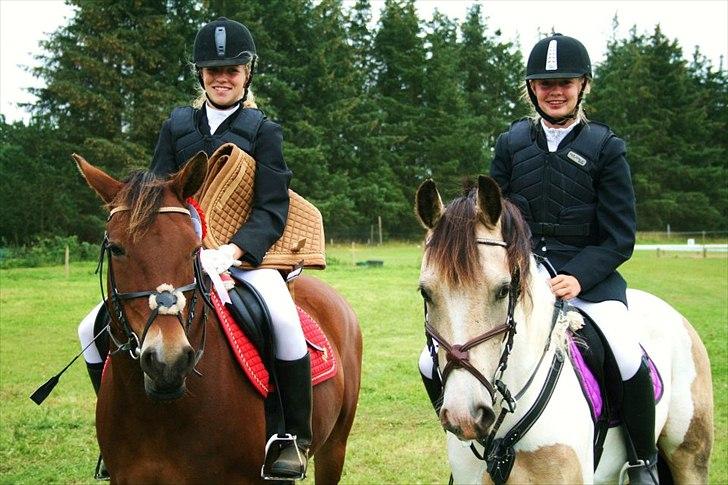 Anden særlig race Bitteby's Tulle.  - Fra dengang med kristina. 
Her er det hendes veninde Kristine på Tulle hvor de åbenbart lige havde fået en 1. plads og et underlag! ;P
Jeg synes bare det var sådan et sødt billede <3 billede 14