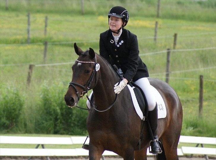 Trakehner Turned Up At Noon - Lige blevet færdig med vores første LA1, d. 23/6 12 i Tebbestrup Rideklub.
Foto: Katja Hansen billede 8