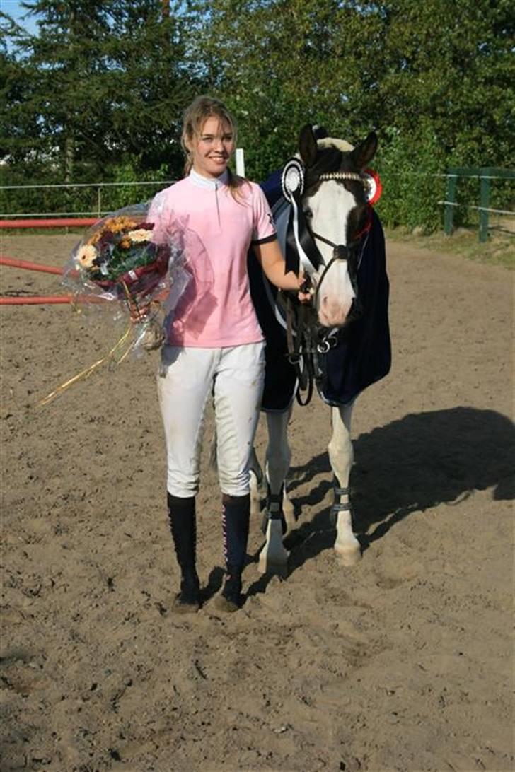 Pinto Miss coco Chanell - et sæt glad hest og rytter efter et vundet mesterskab og en tur i vandet :D..  billede 2