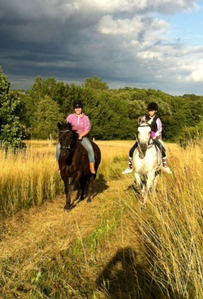 Anden særlig race IVER - 17/7/12 Emilie og jeg på tur på basserne :) Super hyggeligt! <3 billede 7