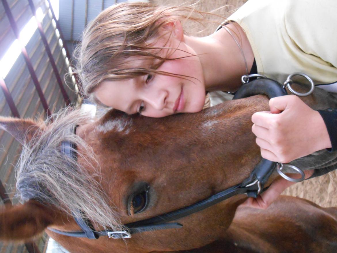 New Forest Choni - her står mig og choni lige og krammer. er vi ikke søde sammen <3<3<3<3 billede 1