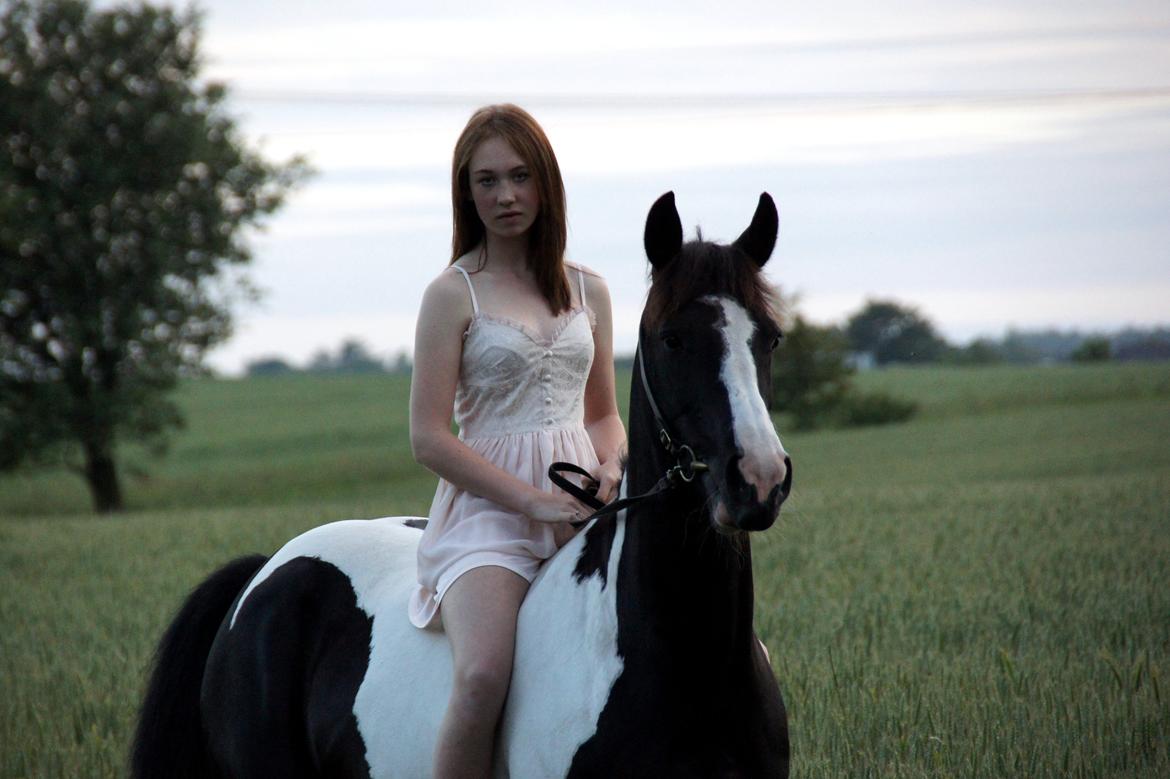 Pinto Lyngholms Maddie<3 B-pony - „Hvis du bad mig råbe ud til hele verden at jeg elsker dig, så ville jeg bare hviske det i dit øre, for du er hele min verden..“
Min Maddie<3<3<3 billede 18