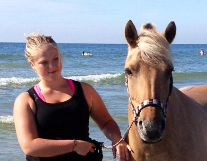 Fjordhest Beauty (solgt) - 06-08-2012

Beauty på hendes første strandtur  billede 17