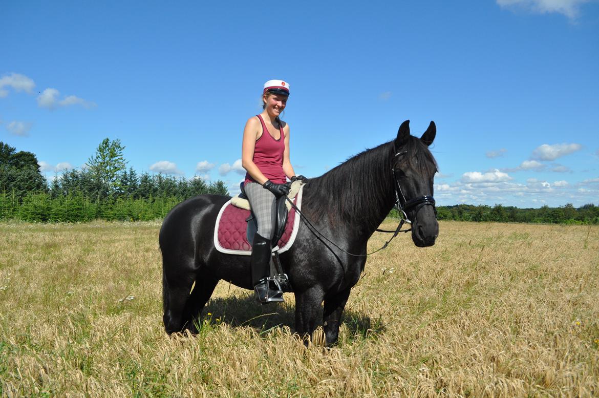 Anden særlig race KJÆRSGAARDS MOONLIGHT - Lidt forsinket billede af Monse og jeg med studenterhue :D 11. august 2012 billede 33