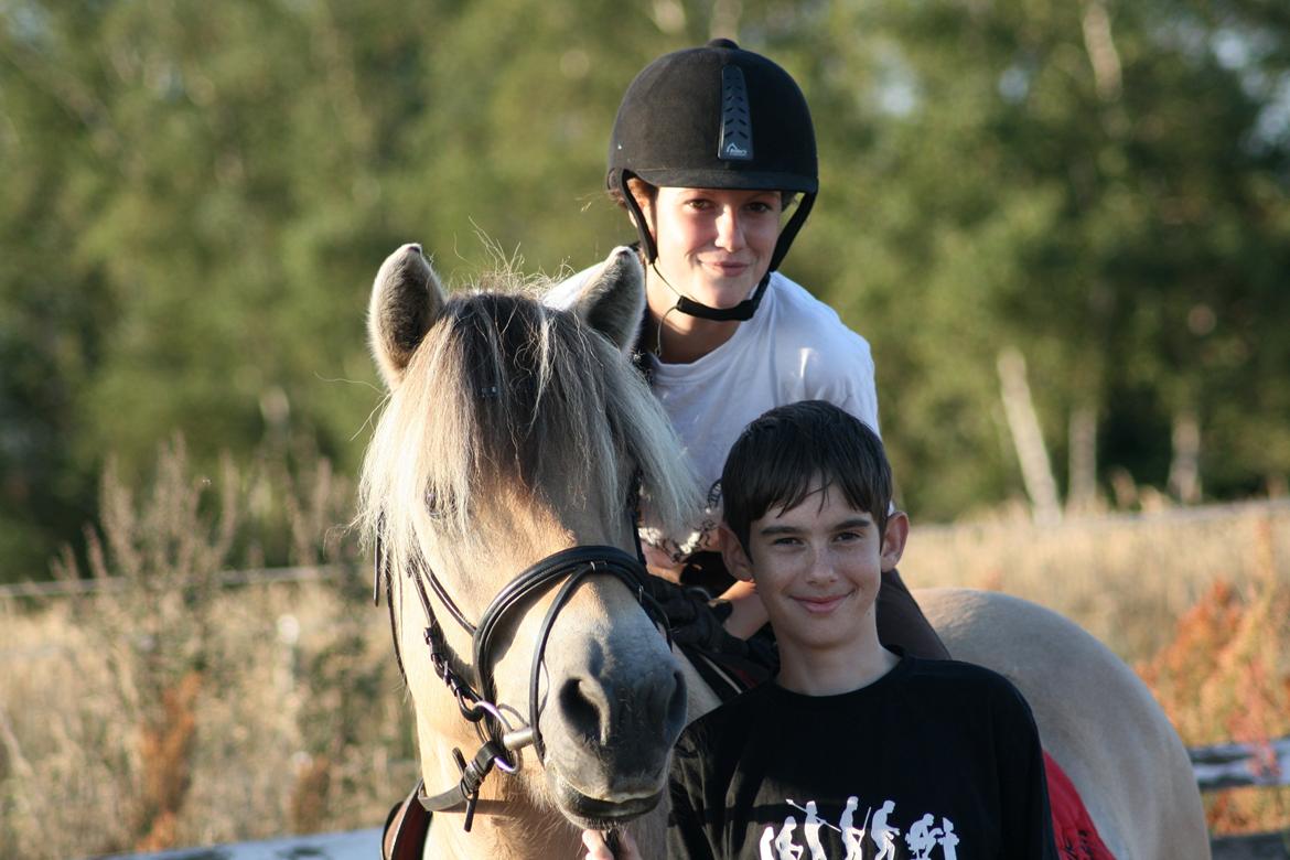 Fjordhest Højgaards Induc - 14/8 2012
Induc, lillebror og jeg :-) billede 9