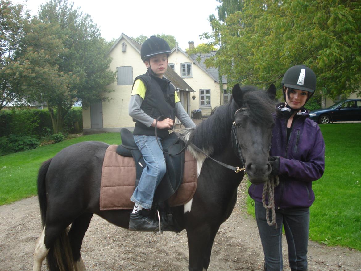 Anden særlig race Sally <3 - Lille bror Thorbjørn der lige har været ude og ride på sally for første gang billede 4