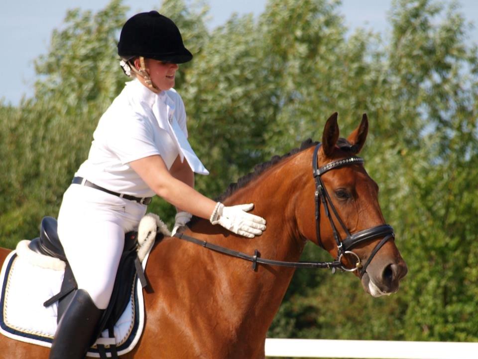 Dansk Varmblod Tanholms Triumph - Et velfortjent klap efter sin første LB1 til 65,9 % og første uplacerede og kun hendes 2 stævne :-)  billede 4