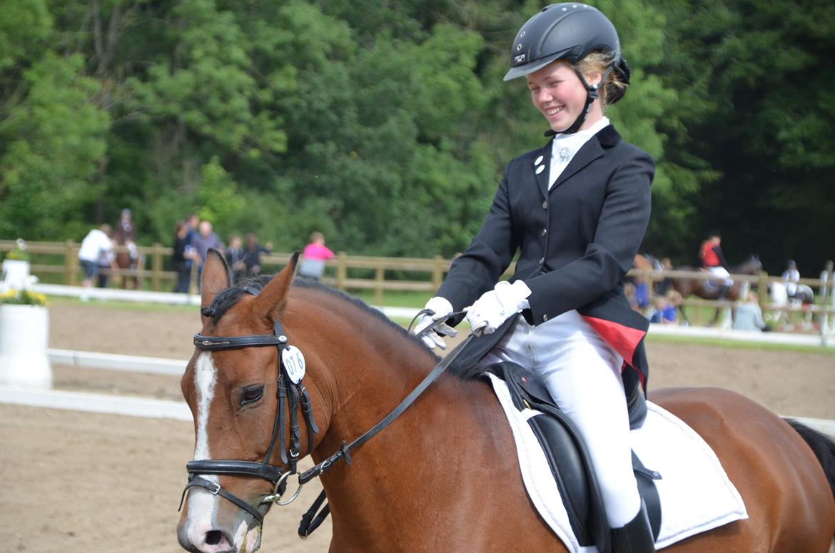 Anden særlig race Supér aka PONY - ENERGIBOMBEN |Solgt| - Folk forstår mig ikke altid når jeg siger: Et smil på mine læber kan alle få frem, men et smil som vare ved gennem hele livet. Et smil af kærlighed og sorg, det smil kan kun du få frem!♥♥ LB2 til 72% Foto: Far billede 2