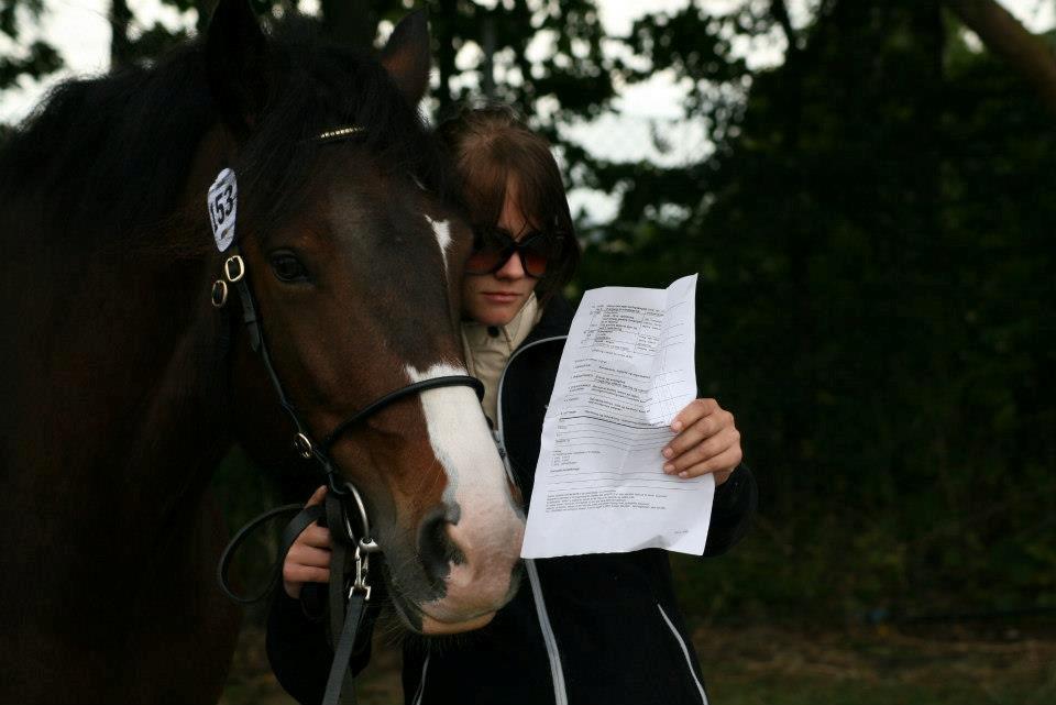 Tinker Valentins Emma - D. 1/9 2012 på St. Hestedag. Der bliver lagt taktik :-)
Billedet er taget af Johanne Winkler billede 13