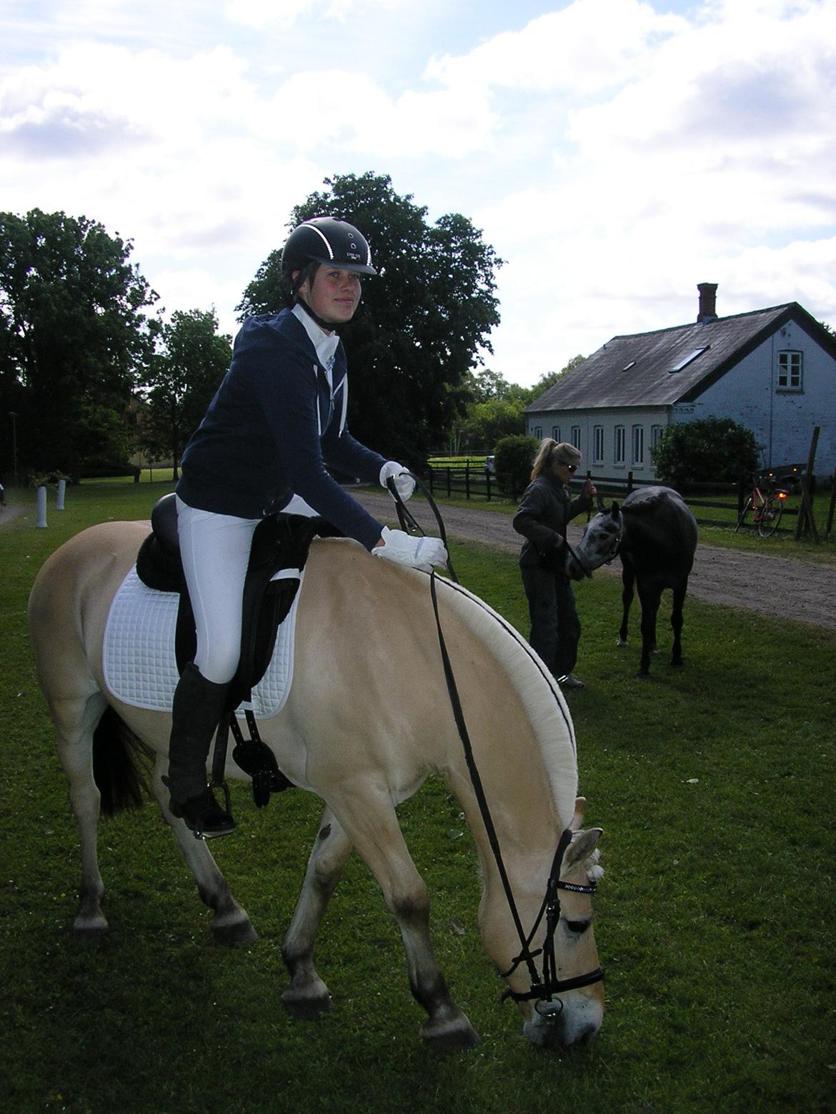 Fjordhest Pepsi Pony - lPeps <3l - 5) Mig og pesi til killerup <3, umm græs ;D Foto: mor billede 5