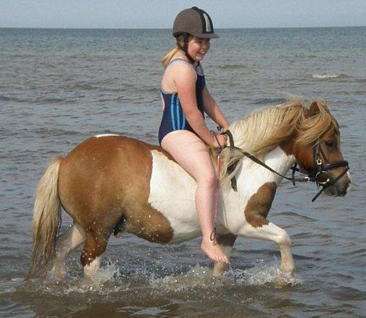 Shetlænder Stjernens Tarok - låne pony - Tarok og mig der bader sommer 2011 billede 10