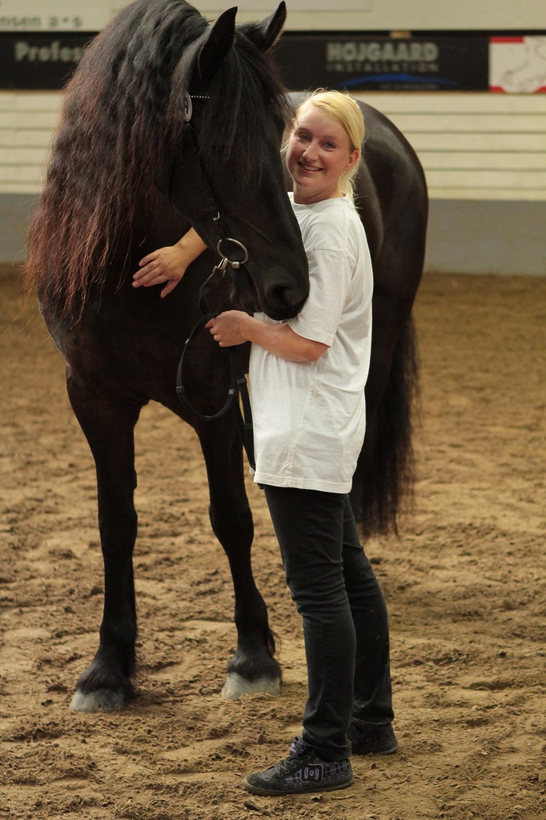 Frieser Paula von Inger-Marienlund, stb. 3. præmie - Paula og Sara til kåring vest 2011.. Billedet er taget af Lfoto, - tak Rene ;-) billede 7