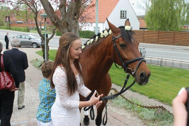 DSP Bæklunds Lise - Lise kom og besøgte mig ved kirken på min konfirmation. billede 1