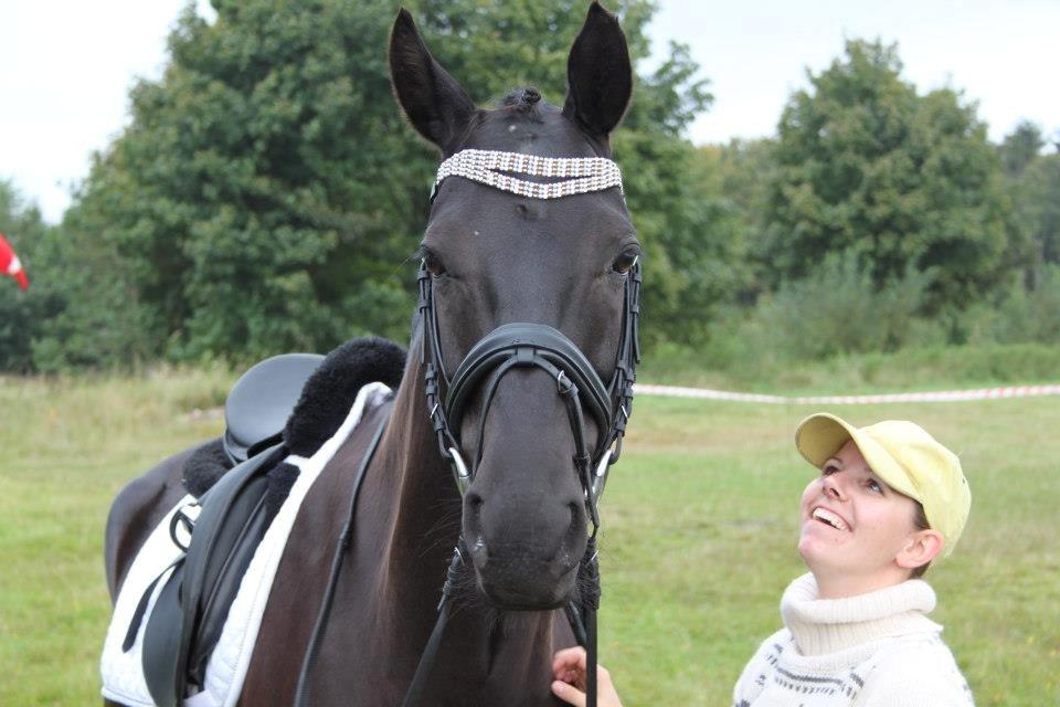 Anden særlig race IVER - 16.09.12 :) Lige sadlet op og venter bare på, at jeg får klædt mig på. Min smukke hest stiller gerne op for fotografen :) billede 16