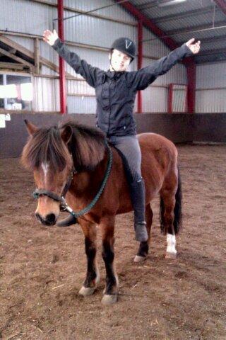 Anden særlig race Felix - Mig og Felix der hygger sig i ridehalen :) billede 10
