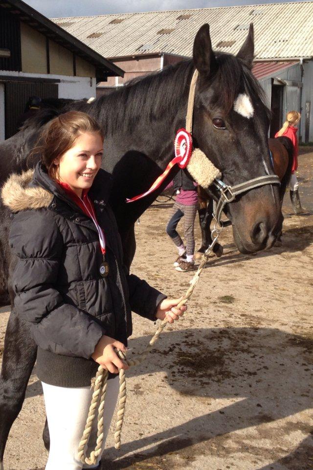 Dansk Varmblod Sazkibard S - MinShishKebab<3 - Sazki og jeg efter jagten med vores flotte roset og medalje. Vi fik os en pokal men den er ikke med på billedet :D 
Du gør mig stolt!!<3 billede 14