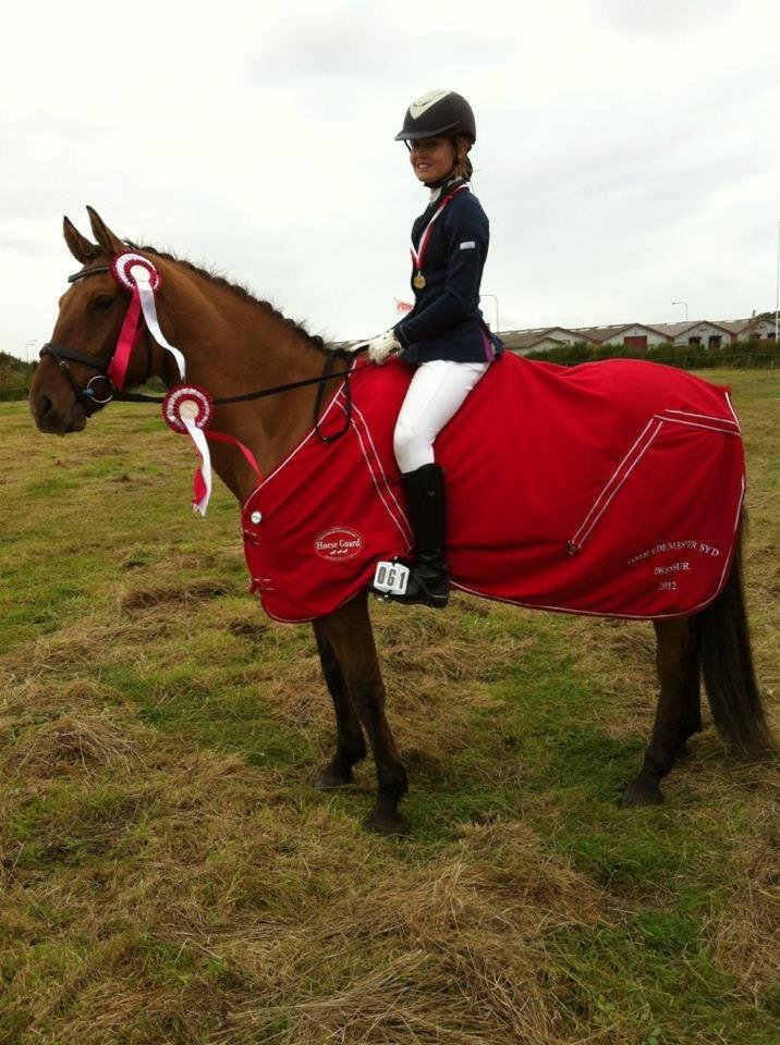 DSP Margo Lux - Vinder af områdemesterskabet syd for kat. 1 ponyer - dressur!:)<3 billede 4