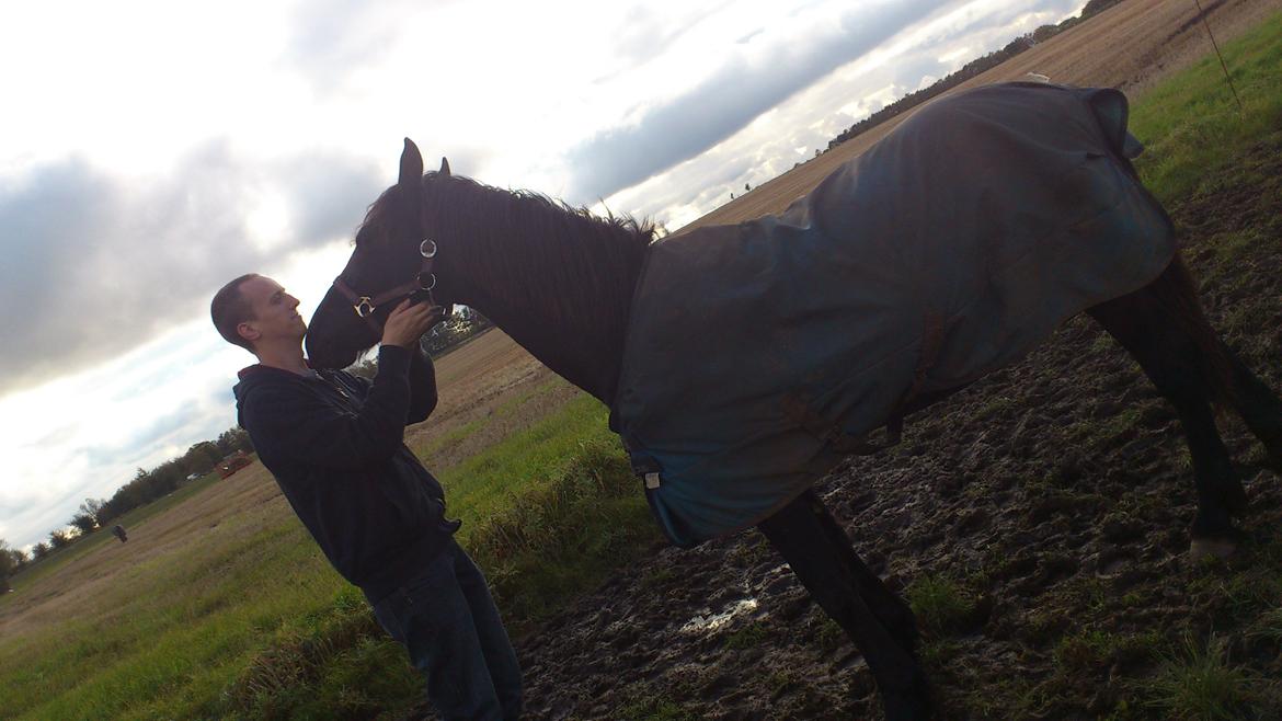 Frieser Klaas *Bæstet* - Klaas det nye sted :) OG self blir han kløet af kæresten :) billede 20