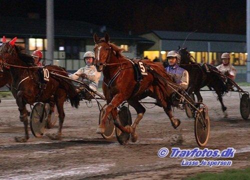 Traver Princess - princess ( til venstre) blev nr 2. på falster d. 29.11. hun havde en dårlig startspor men fik alligevel en næsten perfekt løb<3 billede 8