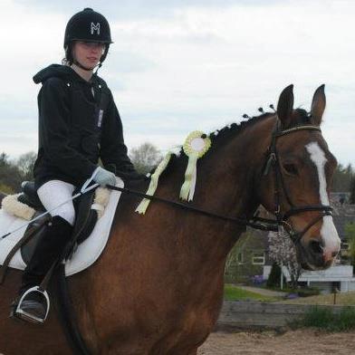 Anden særlig race Sleipner - mig og Sleipners første stævne hvors begges første stævne vi red 3 rosetter med hjem,den ene er dressur LD1 og den andens spring 20 cm billede 6