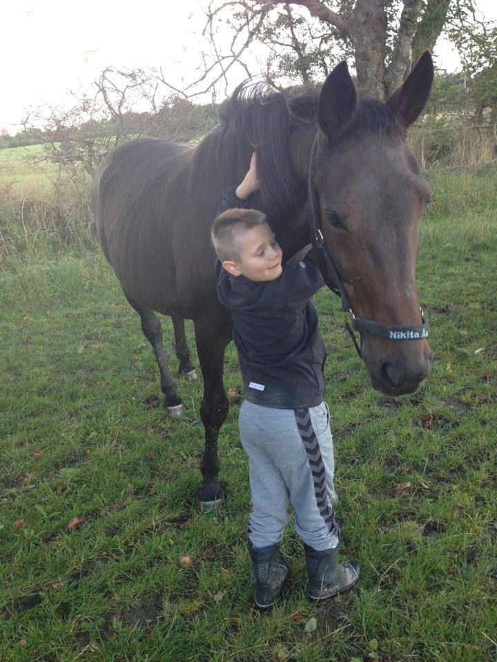 Traver Nikita ås - du elsker børn :) her giver min nevø lige et lille kram til dig  <3 billede 15