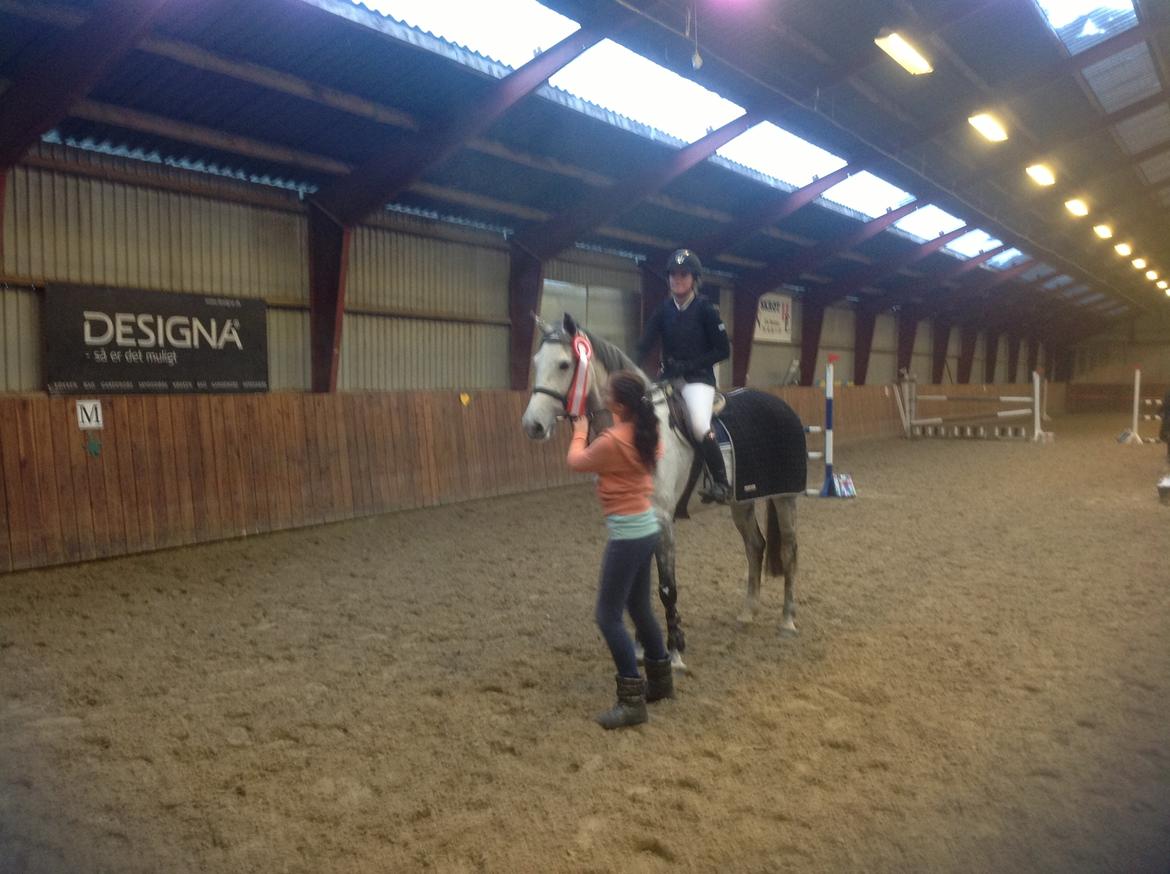 Holstener Cassie - Cassie og jeg til første stævne, her vinder vi en LB:-) December 2012.  billede 1