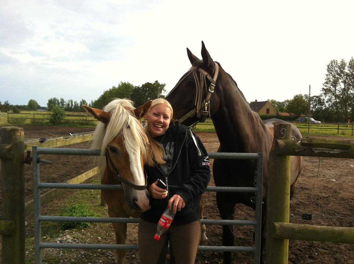 Oldenborg Danny Hedegaard - Danny og hans kæreste Flora-Fie og min lillesøster. 
Yndlingsbillede <3  billede 1
